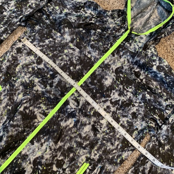 NB Lightweight Hooded Jacket in splashy black/white print neon green accents - Picture 4 of 16